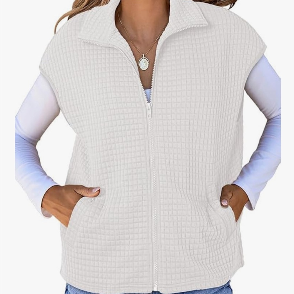 125:: Elegant Women's White Quilted Vest - Picture 1 of 8